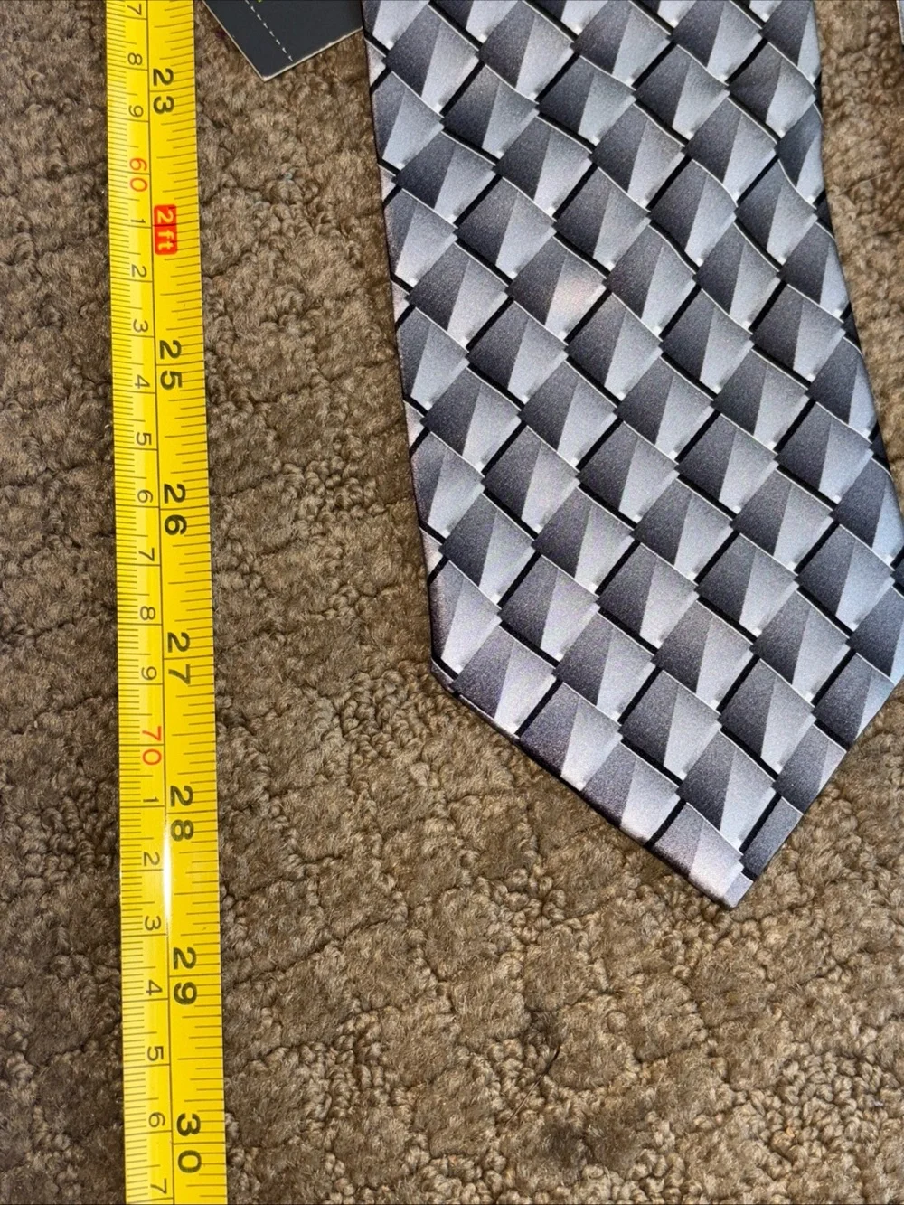 New with tags silk Men’s Silver Geometric neck Tie